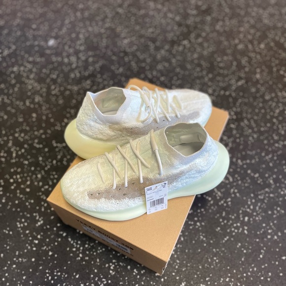 Yeezy Boost 380 CalGlo Size 10 fits Women’s 9-9.5 - Picture 3 of 9